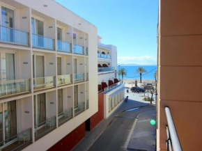 Apartamento céntrico en Roses, a 20m de la playa, con terraza y parking. - HISP-228-400